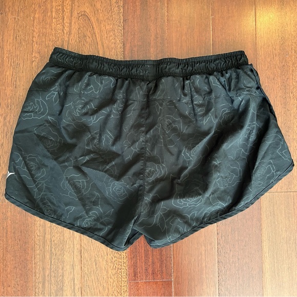 OLD NAVY ACTIVE Go-Dry Semi-Fitted Black Rose Print Running Spring Run Shorts M - Picture 2 of 8